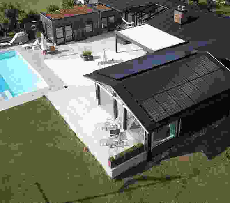 Solceller på taket på en modern villa