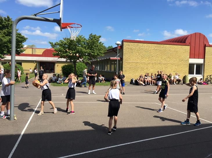 Barn spelar basket på skolgård i Ängelholm
