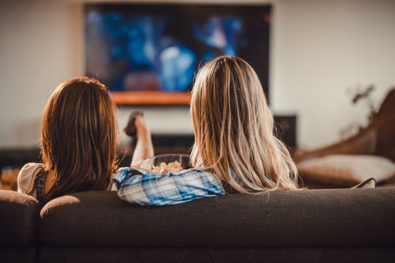 2 kvinnor tittar på tv