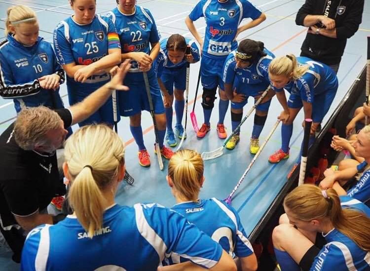 Bandyspelare från Munka Ljungby IBK pratar taktik