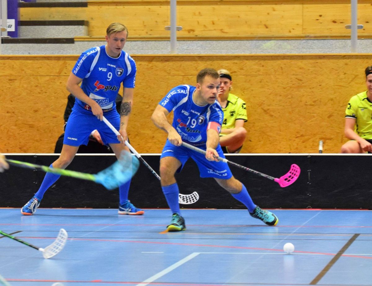 Bandyspelare från Munka Ljungby IBK slår en boll