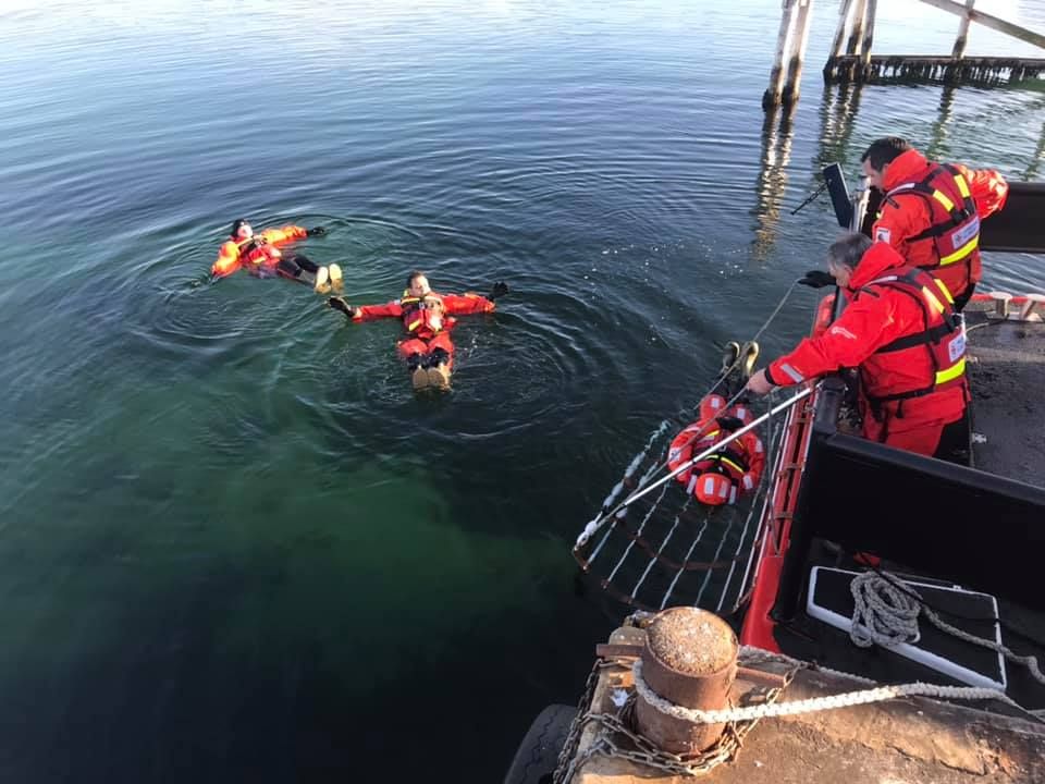 Två personer från Sjöräddningsällskapet övar räddning i vattnet