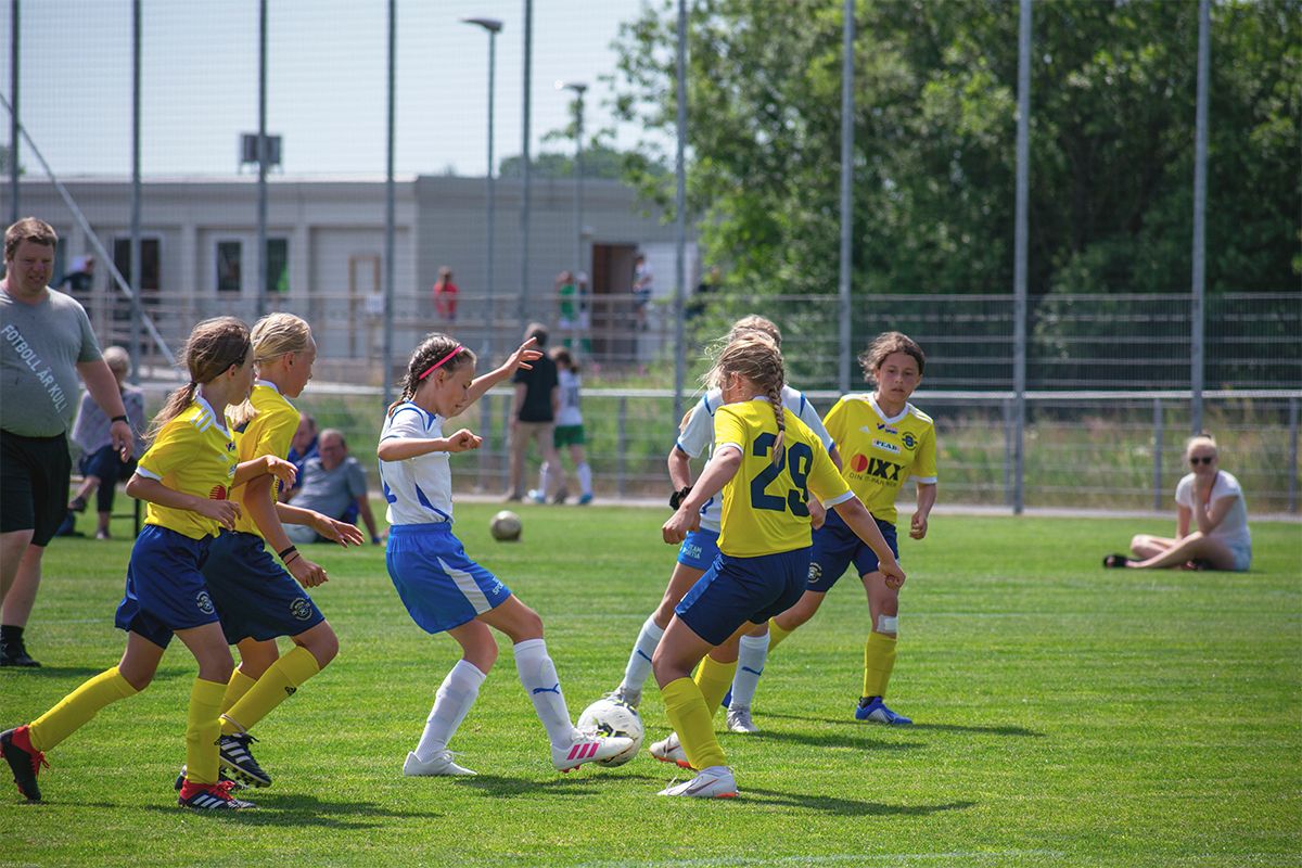 Tjejer spelar fotboll i ÄFF