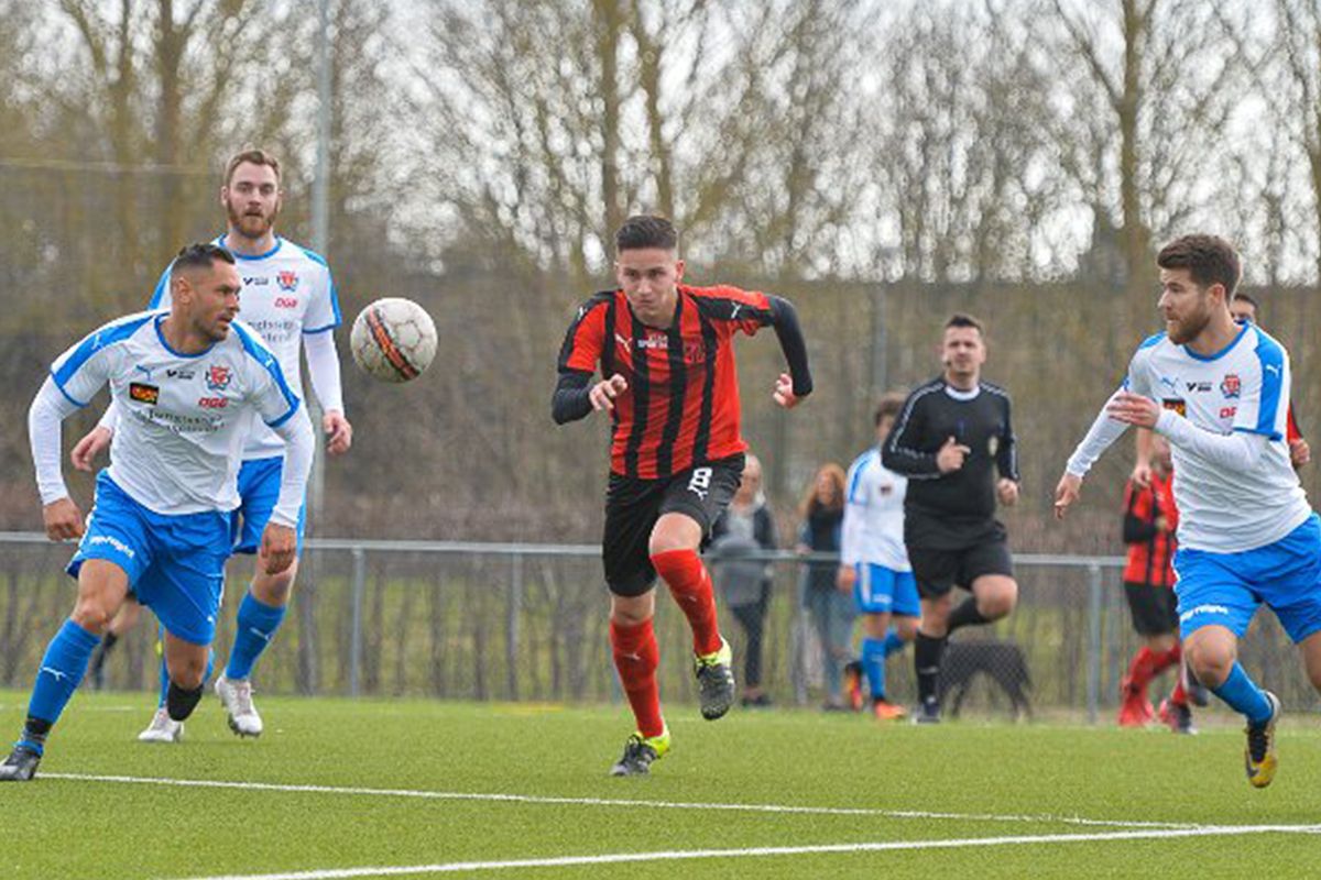 Fotbollspelare från Åstorps FF springer mot fotboll