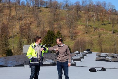 Alexander Jansson och Max Ringbrant skakar hand. Grönt, lokalt samarbete med solceller.