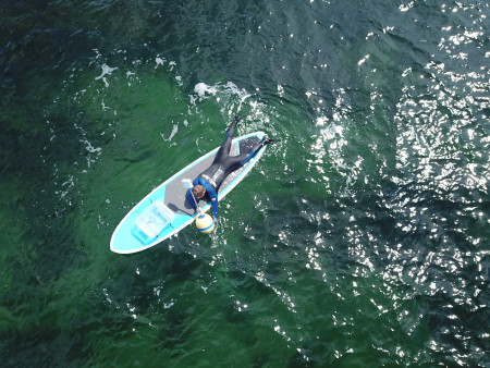 Kille surfar, monterar boj, badtemperaturen Bjäre Kraft