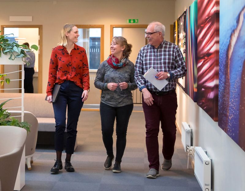 3 glada människor på Bjäre Krafts kontor