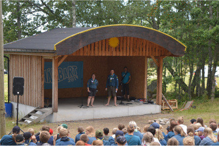 Scouter lyssnar scoutledare från Hjärnarps Scoutkår