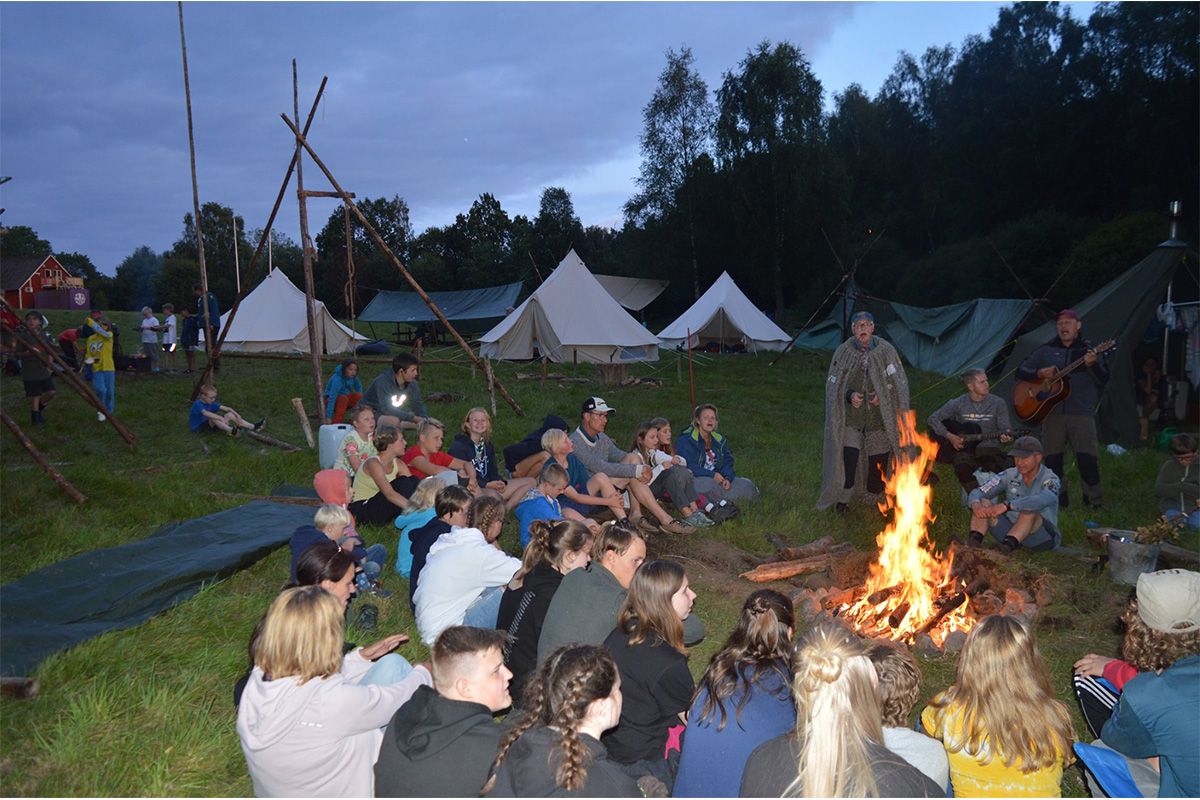 Scouter kring lägereld från Hjärnarps Scoutkår
