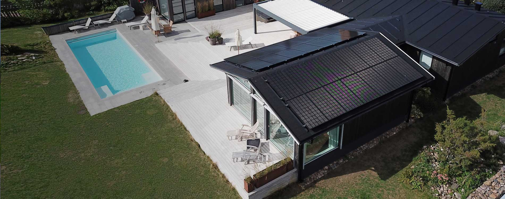 Modern villa med stor uteplats, pool och solceller på taket