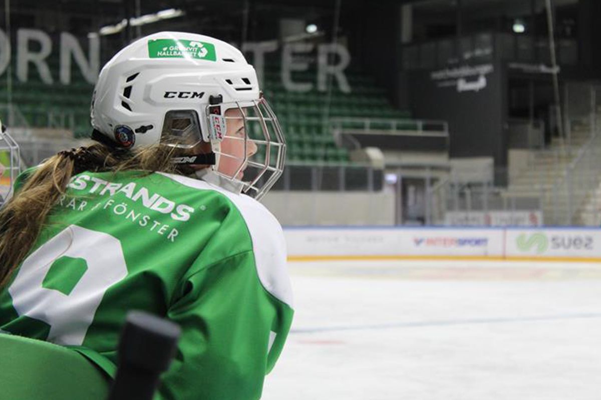 Tjej från Rögle Team Tjejer tittar ut över isen
