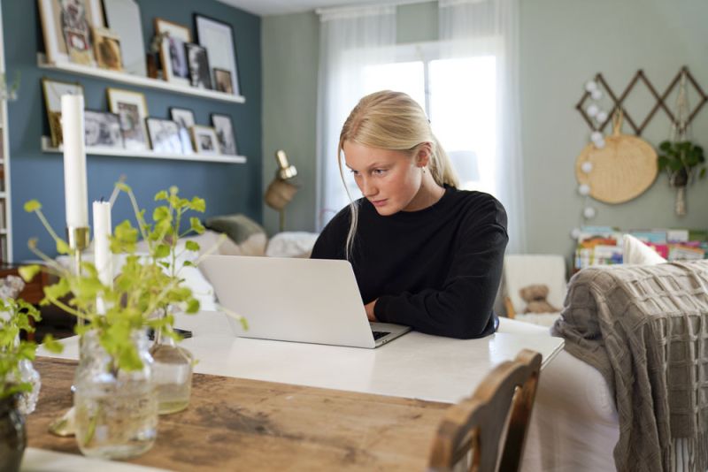 Ung tjej koncentrerad framför dator