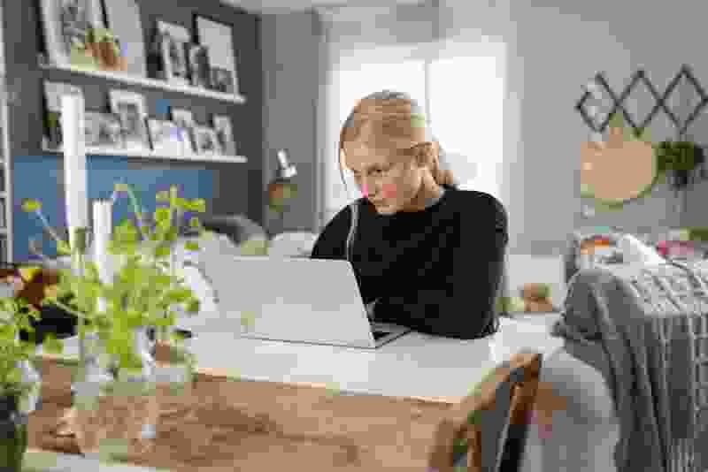 Ung tjej koncentrerad framför dator