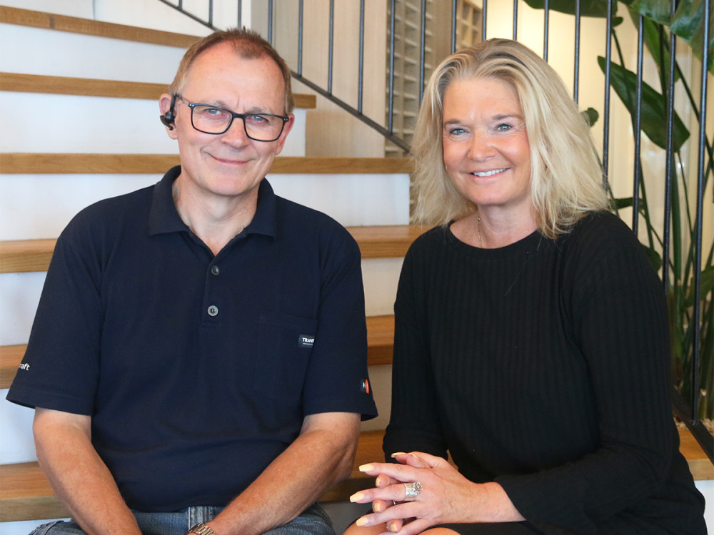 Två kollegor på Bjäre Kraft som sitter i trappan på kontoret i Förslöv