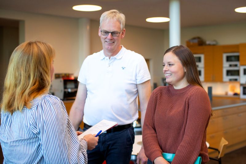 Två glada kollegor pratar på Bjäre Kraft