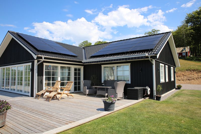 Hus med solceller installerade på taket.