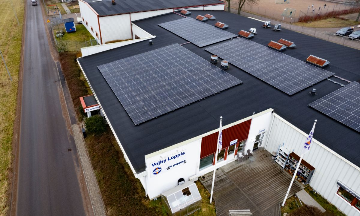 Solceller på taket vid Vejby Loppis i Vejbystrand.