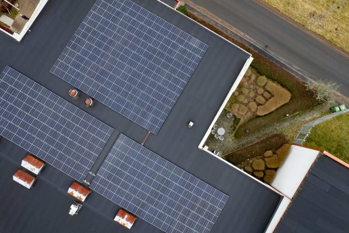 Solceller på taket vid Vejby Loppis