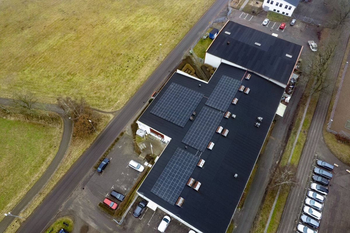 Solceller på taket vid Vejby Loppis