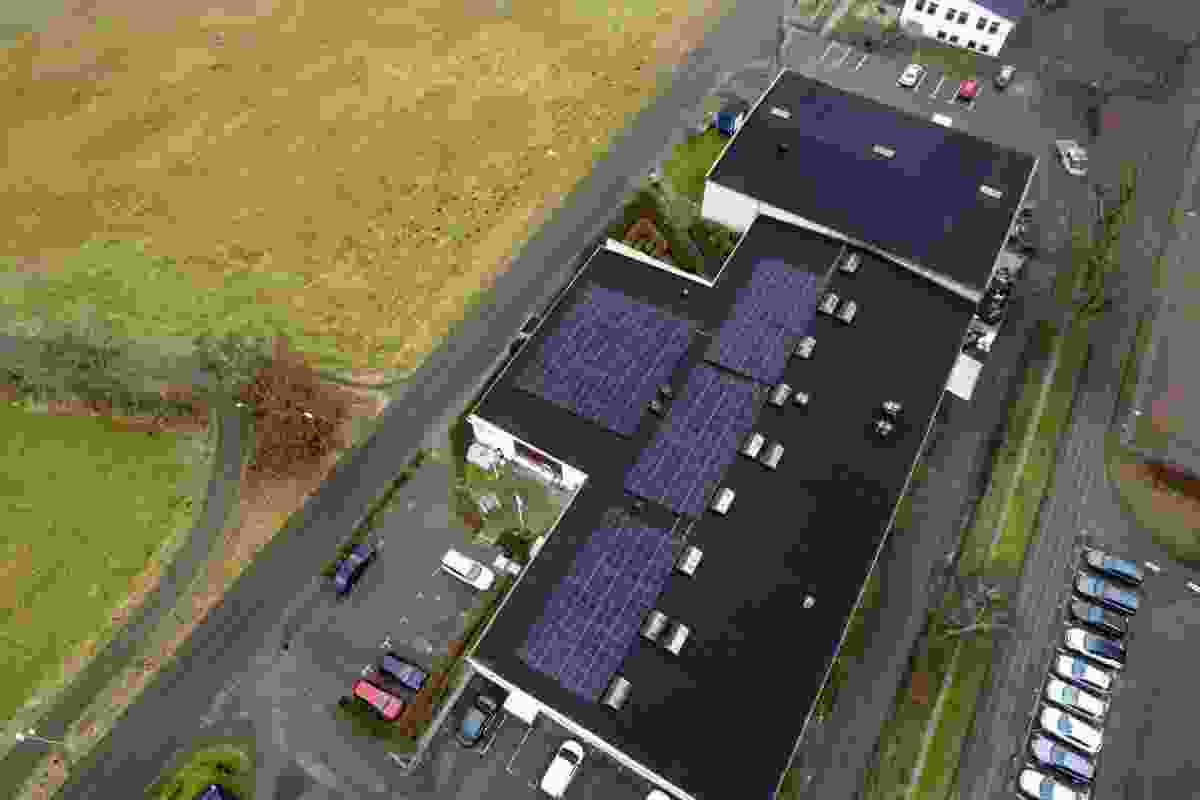 Solceller på taket vid Vejby Loppis