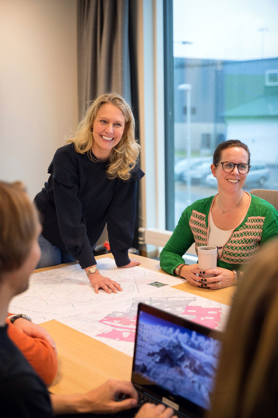 Glada människor på Bjäre Kraft vid skrivbord