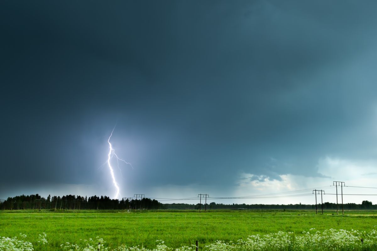 Blixtnedslag i kraftledning