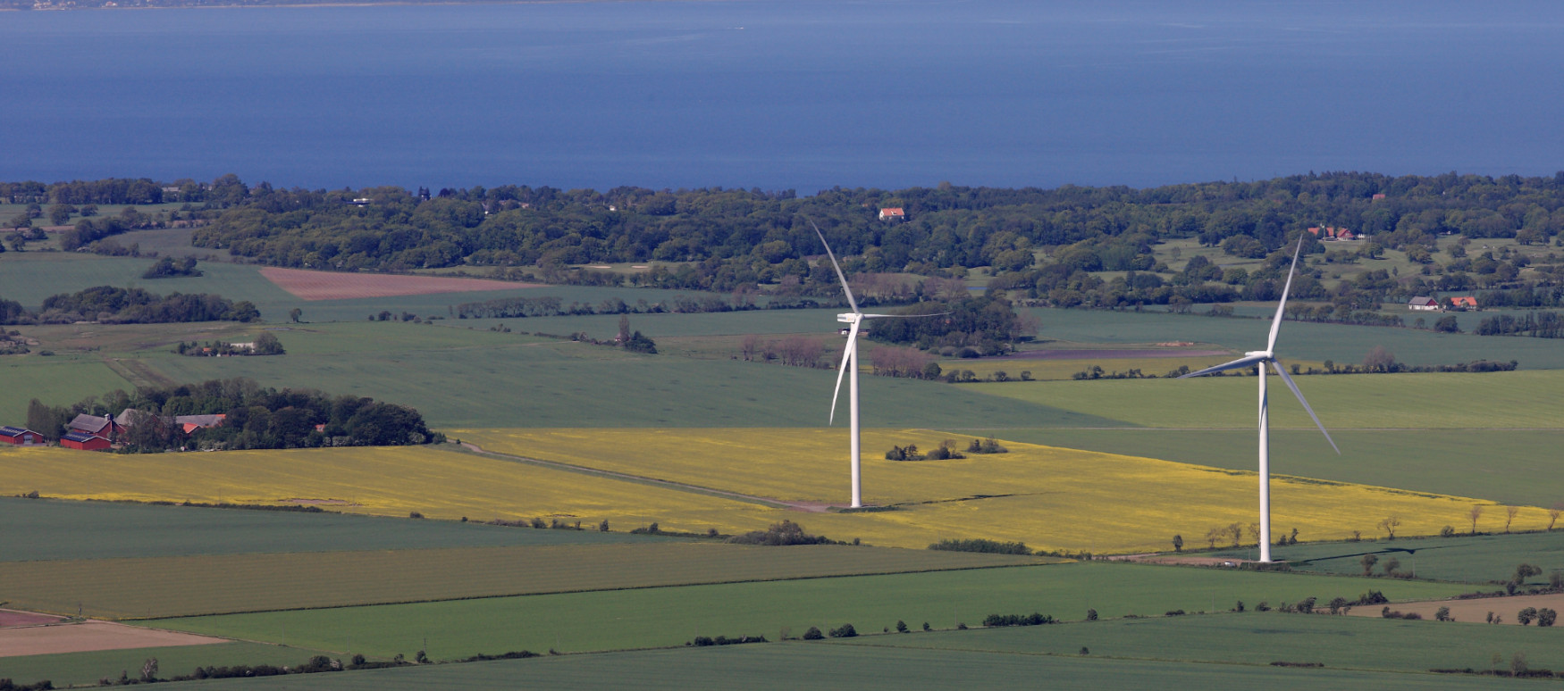 2 Vindkraftverk på fält
