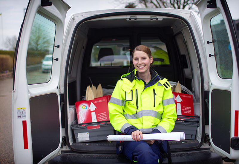 Fiberinstallatör sittandes bak i företagsbil