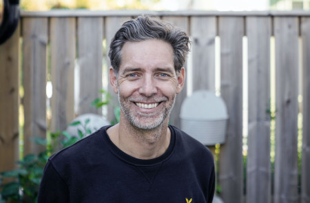 Glad man som har fiber i hemmet