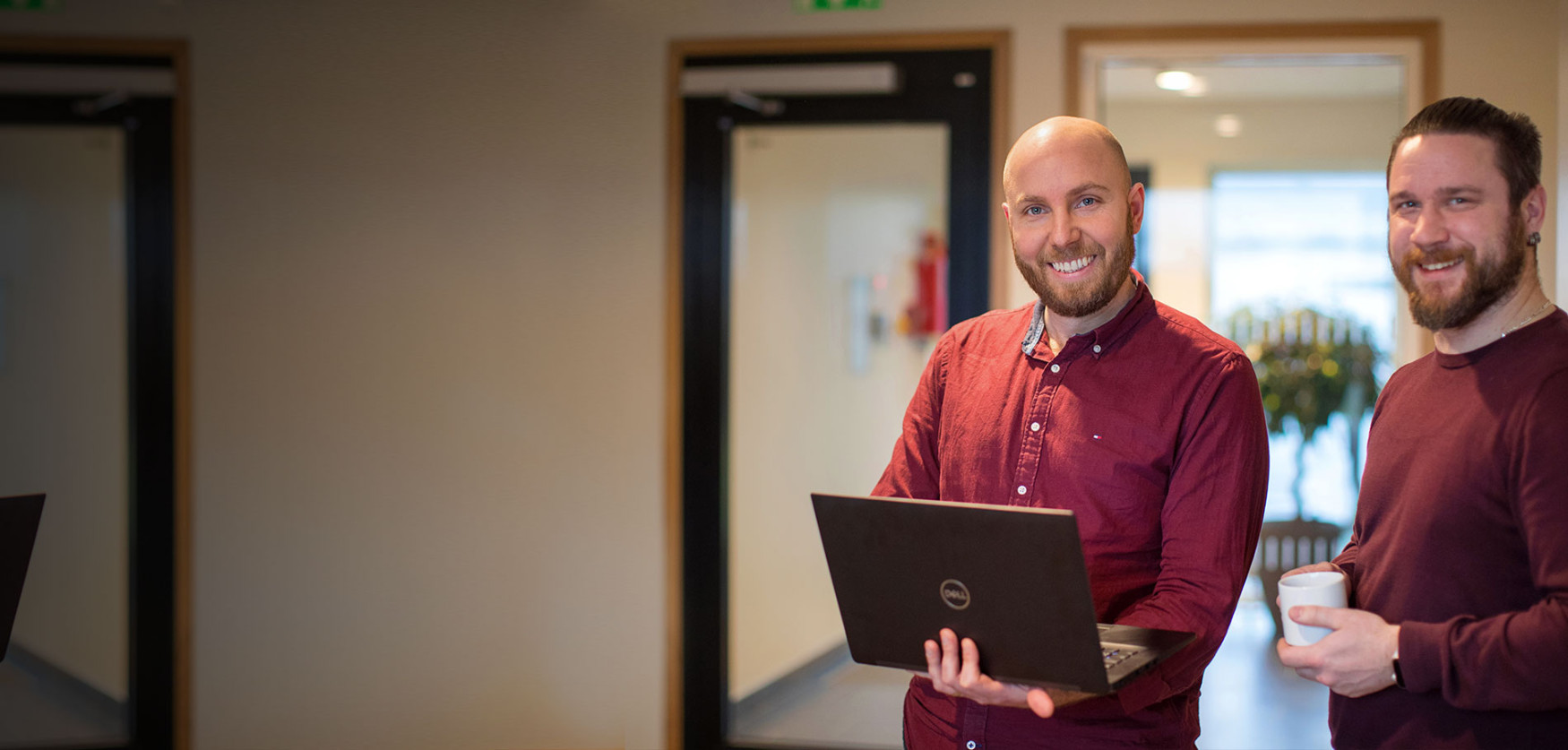 2 glada medarbetare på Bjäre Kraft med laptop