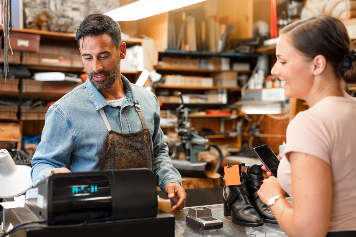 Skomakare tar betalt av kund