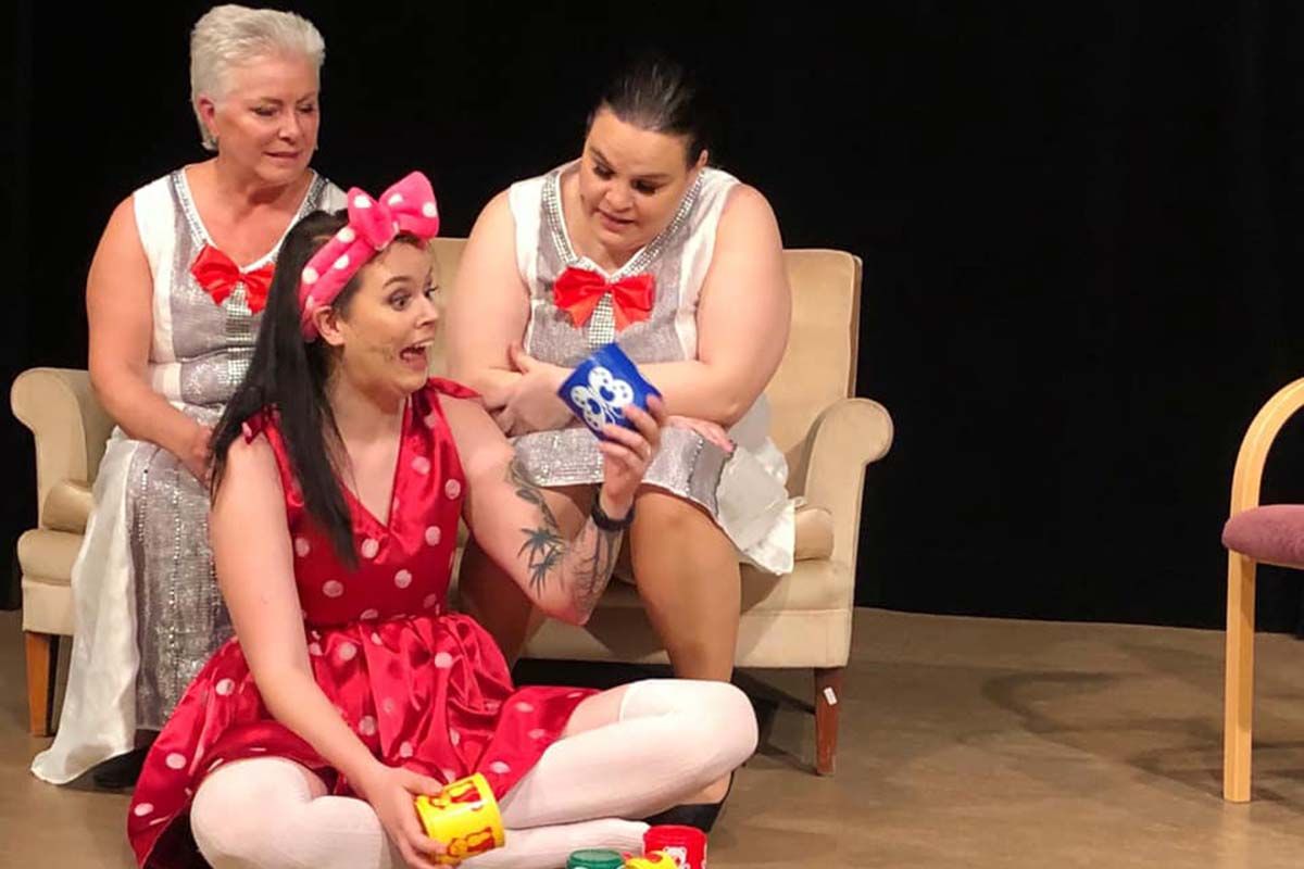 Tre skådespelare på scen.