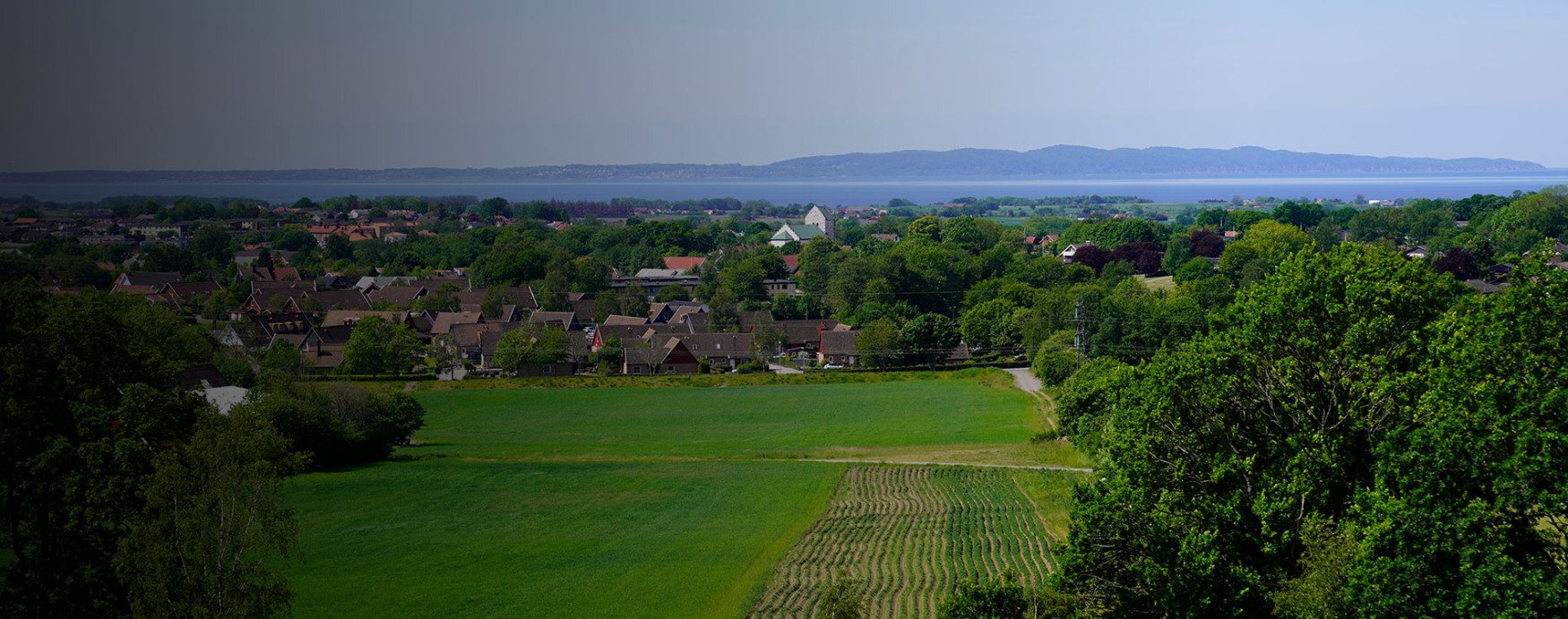 Flygbild  från Förslöv med kullen och Skälderviken i bakgrunden