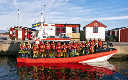 Stor båt från Sjöräddningsällskapet i Torekov med alla personer uppställda